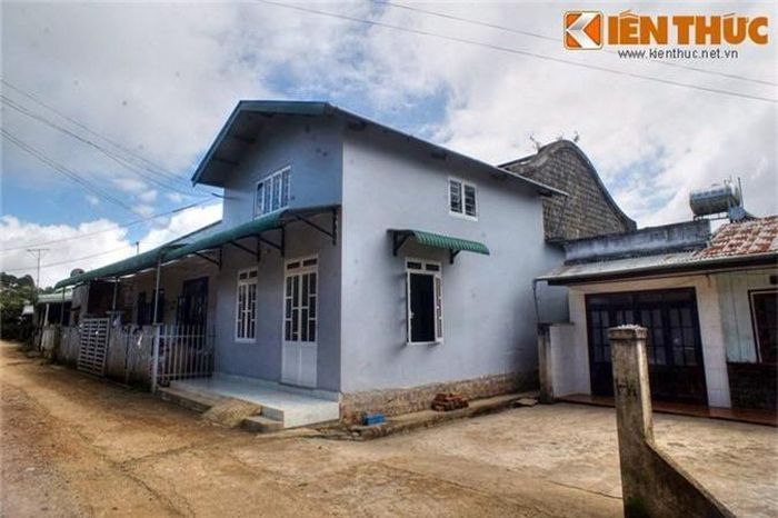  Khu vực sân ga và đường tàu cũ giờ đây đã mọc lên những dãy nhà gạch. Lối vào ga là một hẻm nhỏ xuyên qua nhà dân. Từ con đường chính, nếu không để ý thì rất khó để nhận ra nhà ga xưa. 