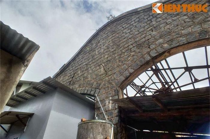  Lúc mới được xây dựng, ga Trạm Hành là một nhà ga có quy mô khá lớn, được xây bằng đá, kiến trúc độc đáo với những đường cong mềm mại ở phần mái che. 