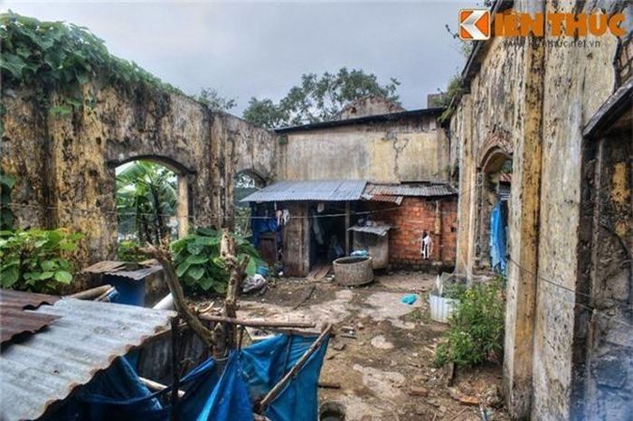  Nền nhà ga biến thành sân sinh hoạt, bề bộn và nhếch nhác. 