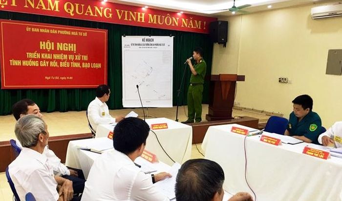Hội nghị ra Nghị quyết chuyển địa phương vào tình trạng khẩn cấp về quốc phòng, an ninh.