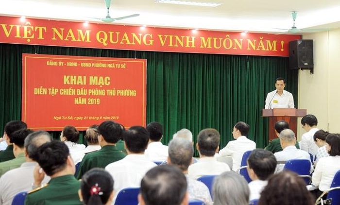 Lãnh đạo phường Ngã Tư Sở phát biểu khai mạc buổi diễn tập.