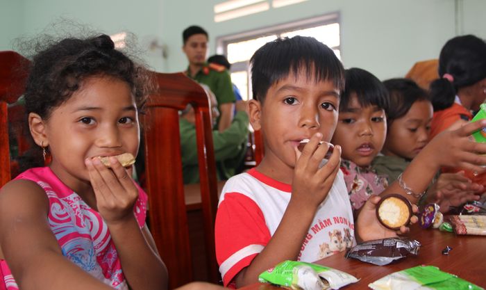 Niềm vui của những em nhỏ khi được nhận bánh kẹo, tham gia trò chơi tại buổi nhận quà