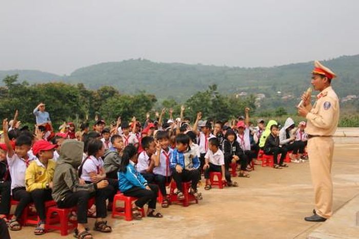 Tại buổi tặng quà, CSGT huyện Đắk Song kết hợp tuyên truyền pháp luật cho các em học sinh