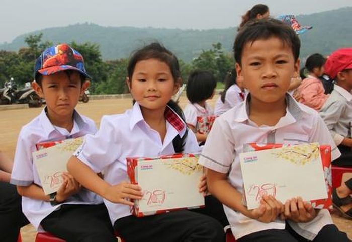 Niềm vui của các em nhỏ khi được nhận quà