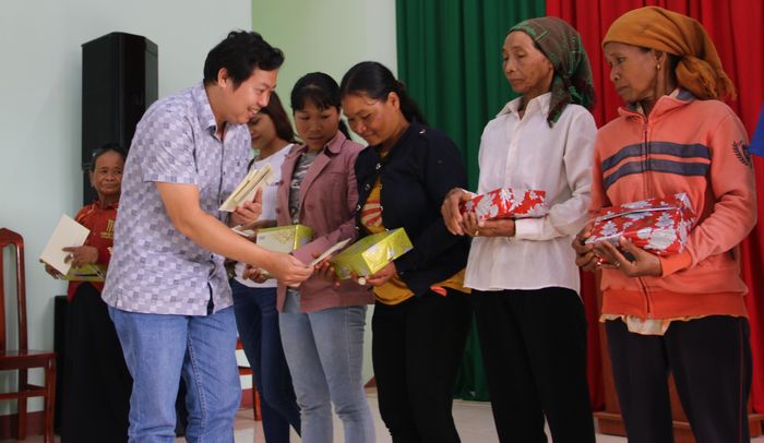 Đại diện Báo Công an TP.HCM trao quà cho đồng bào nghèo ở xã Nâm N'Dir, huyện Krông Nô