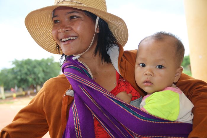 Những đứa trẻ dân tộc Mơ Nông được mẹ địu đi nhận quà