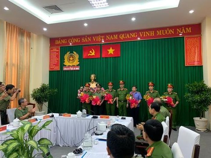 Thiếu tướng Nguyễn Duy Ngọc, Thứ trưởng Bộ Công an trao khen thưởng cho các đơn vị