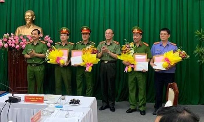 Trung tướng Lê Đông Phong, Giám đốc Công an TPHCM và Đại tá Đinh Thanh Nhàn, Phó giám đốc CATP trao khen thưởng cho các đơn vị
