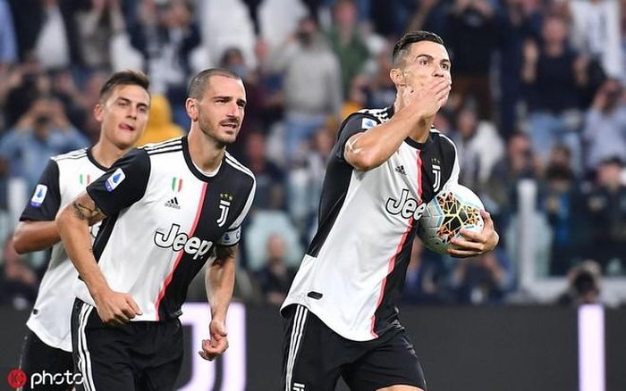 Chân sút Bồ Đào Nha vui mừng với bàn đầu tiên vào lưới Verona. Đây là đội bóng thứ 71 tại các giải đấu châu Âu bị Ronaldo chọc thủng lưới. Cùng với đó, anh chỉ cần thêm 4 pha lập công nữa để cán mốc 700 bàn trong sự nghiệp.