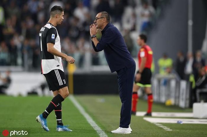 HLV Sarri có những chỉ đạo dành cho Ronaldo. Phút 31, Ramsey nhận đường chuyền của Ronaldo, tung cú sút đưa bóng đi chạm một hậu vệ đội khách đổi hướng, khiến thủ môn của Verona không kịp trở tay.