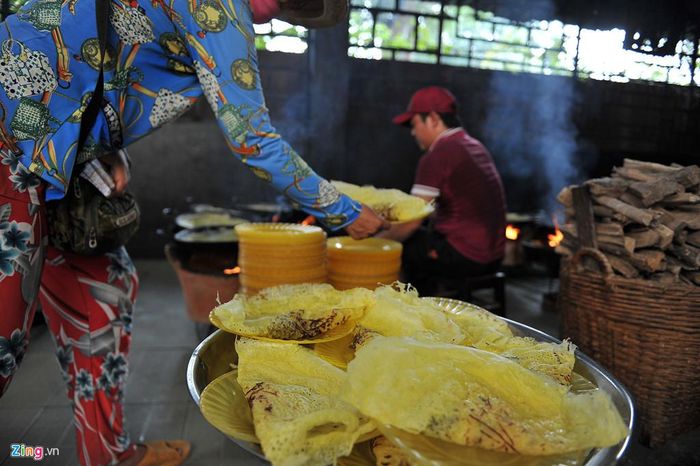 Bánh xèo ở đây phục vụ miễn phí cho mọi người. Nhiều người bông đùa gọi đây là “bánh xèo chùa”, đúng cả nghĩa đen và nghĩa bóng. Từ lúc đổ bột và cho nhân bánh vào chảo, gần 10 phút là chín và có thể cho ra đĩa đựng. 