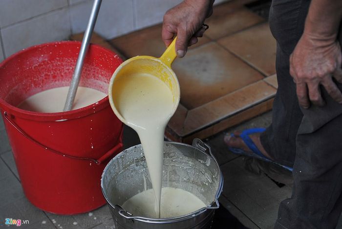Bột làm vỏ bánh xèo là bột gạo pha với nước dừa, có cho thêm chút bột nghệ cho thơm và có màu vàng đẹp mắt.