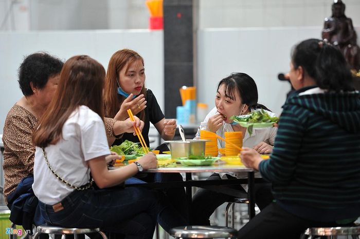 Một nhóm khách đến từ tỉnh Sóc Trăng ghé chùa khấn vái, sau đó họ thích thú dùng bữa.