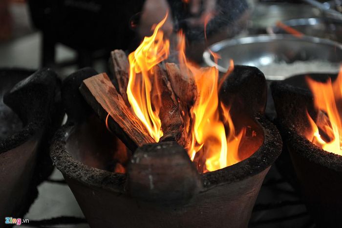 Muốn chiếc bánh ngon giòn, người đổ bánh phải có kinh nghiệm, trong đó việc điều tiết củi lửa đảm bảo độ nóng phù hợp là rất quan trọng.