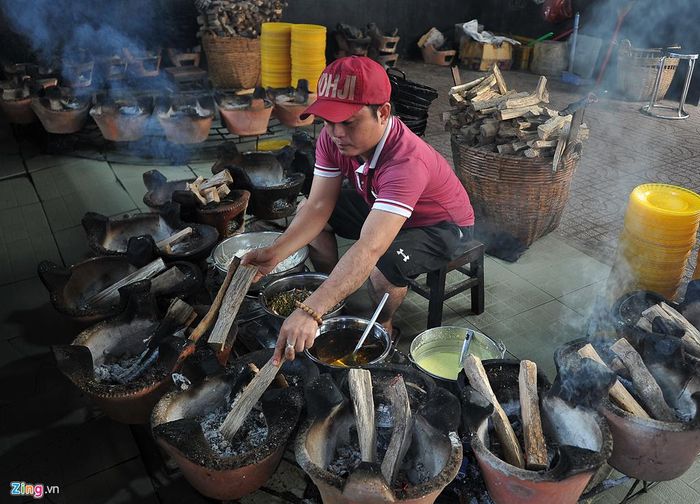Nơi làm bánh xèo ở phía sau chùa. Gian nhà làm bánh ám đen muội khói, không gian vài chục mét vuông bày 3 giàn bếp đất nung xếp thành hình bán nguyệt. Theo nhiều người, việc chiên bằng lò đất nung, đốt bằng củi sẽ cho ra bánh xèo có độ thơm ngon dân dã, khá đặc trưng. 