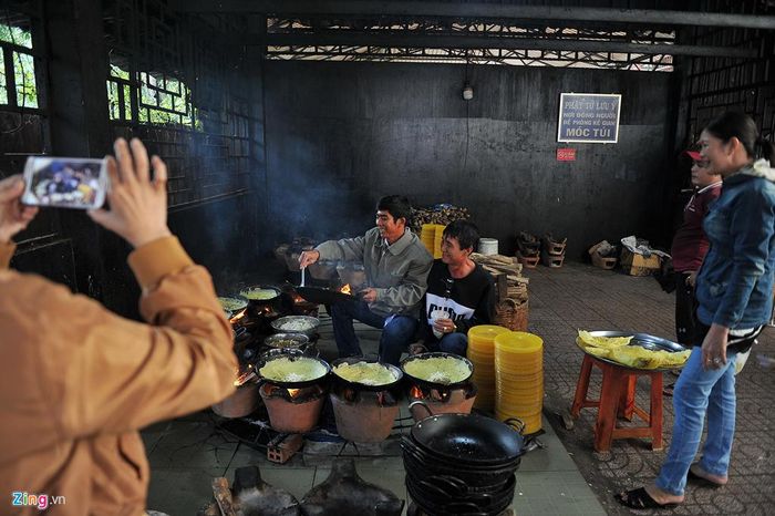 Khách đến đây còn có thể thử sức làm thợ đổ bánh xèo. 