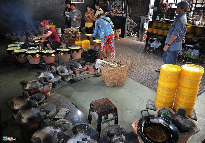 Khách đến chùa thường đông nhất vào dịp lễ, tết. Những ngày thường, chỉ có 1 trong 3 gian bếp hoạt động đủ bánh phục vụ mọi người. Các gian bếp khác để không, đến thời điểm đông khách sẽ được đùng tới để đổ bánh. 