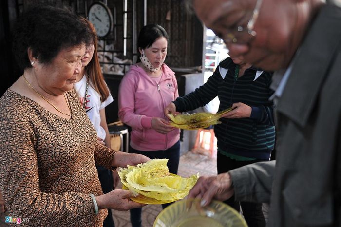 Những chiếc bánh xèo chay vàng ươm, thơm ngon để lại ấn tượng trong lòng du khách thập phương. 