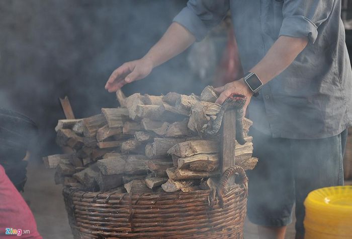 Nguyên liệu đốt trong quá trình đổ bánh xèo tại chùa là củi khô, không dùng than hay chất đốt khác.