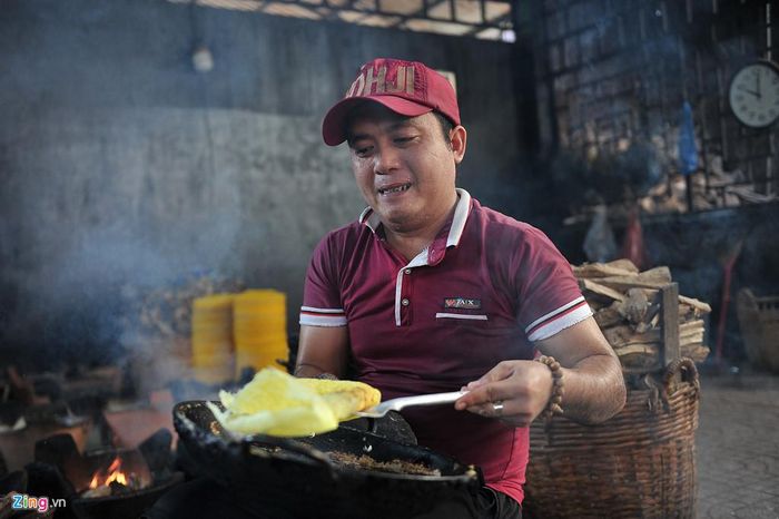 Nóng bức, cay mắt và không có thù lao, anh Ngô Văn Vũ (37 tuổi, ngụ huyện Tịnh Biên) tình nguyện đổ bánh xèo nhiều năm qua. Anh làm công việc này từ 5h đến khoảng 19h. Một số người tình nguyện khác thay nhau cùng làm công việc này với anh.