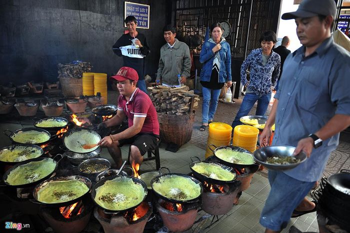 Trước đây, chùa phục vụ bánh xèo chủ yếu cho phật tử, người nghèo, người lao động trong vùng. Hiện nay, ngày càng đông du khách biết tiếng của chùa đã đến tham quan và lưu lại thưởng thức bánh xèo chay. Mỗi người (một gian bếp) đổ 10 - 12 chảo bánh xèo cùng lúc, trông rất đẹp mắt. 