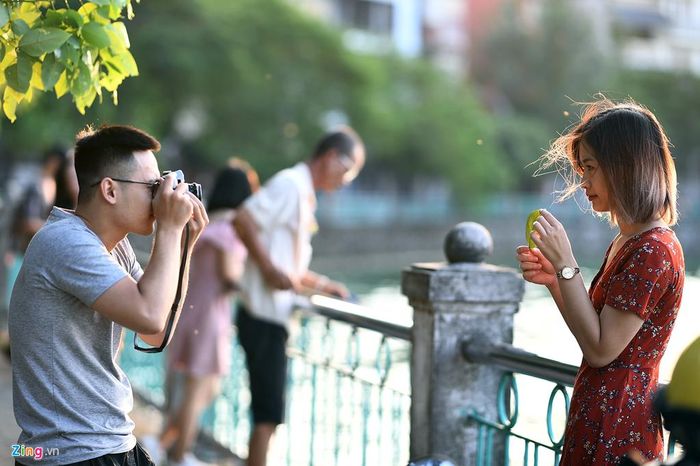 Những tia nắng nhẹ của buổi hoàng hôn làm cho mái tóc cô gái trở nên vàng óng. Thời tiết Hà Nội năm 2019 lần đầu mát mẻ, khô ráo đúng chất mùa thu miền Bắc.
