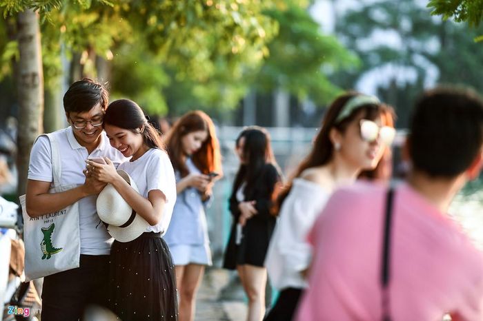 Nhiều chàng trai, cô gái tỏ ra thích thú với những tấm hình vừa chụp được. Tuy nhiên, để chụp được ảnh mặt trời đẹp khá khó khăn với những người sử dụng điện thoại.
