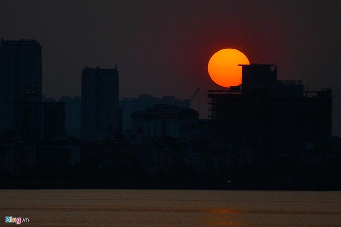 Vào lúc 17h50, mặt trời khuất dần sau những tòa nhà cao tầng ở phía tây của thành phố.