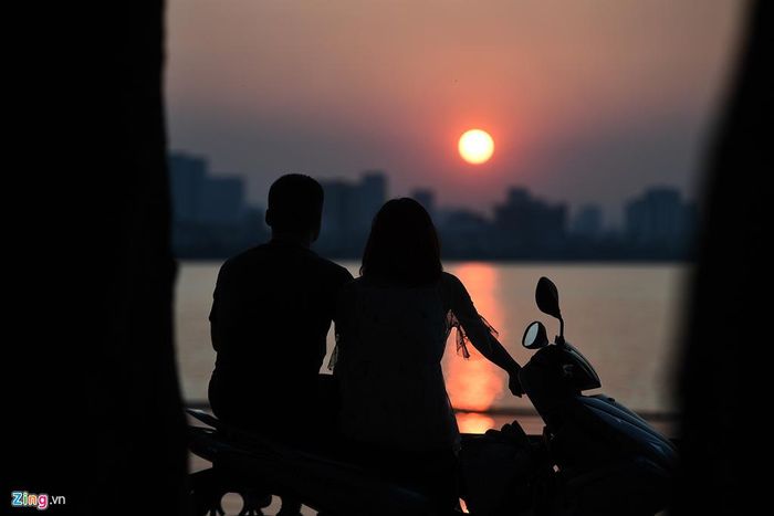 Các đôi trai gái cũng có mặt từ sớm cùng ngồi tâm sự. Vườn hoa bên lan can hồ Tây hàng chục năm nay vốn là bến tình yêu của nam thanh nữ tú thủ đô.