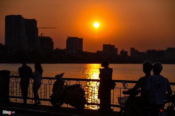 Với người dân Hà Nội, địa điểm ngắm hoàng hôn đẹp nhất là đường Thanh Niên bên hồ Tây.