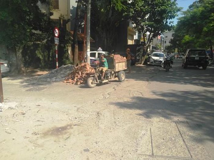 Bãi tập kết vật liệu xây dựng ngay ở ngã ba đường.