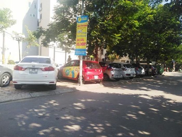 Hàng loạt xe ô tô đua nhau chiếm dụng vỉa hè.