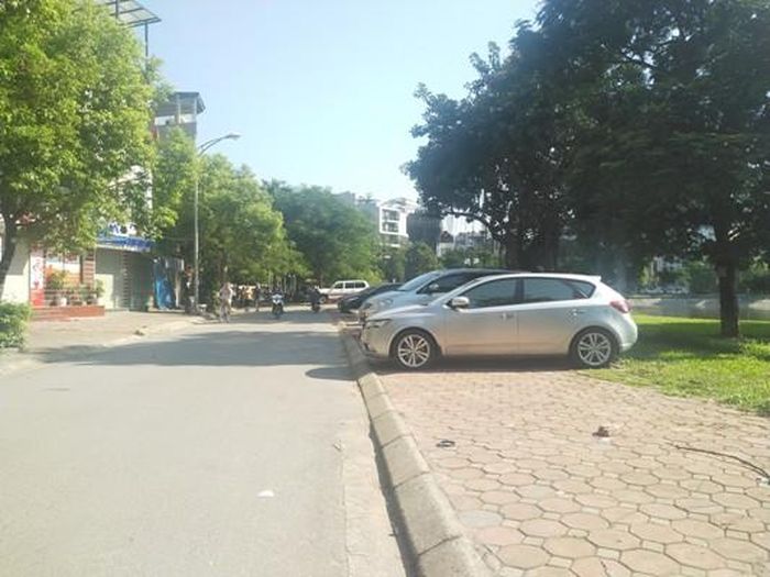 Không khó để bắt gặp những hình ảnh xe ô tô chiếm dụng vỉa hè xung quanh hồ Ba Mẫu.
