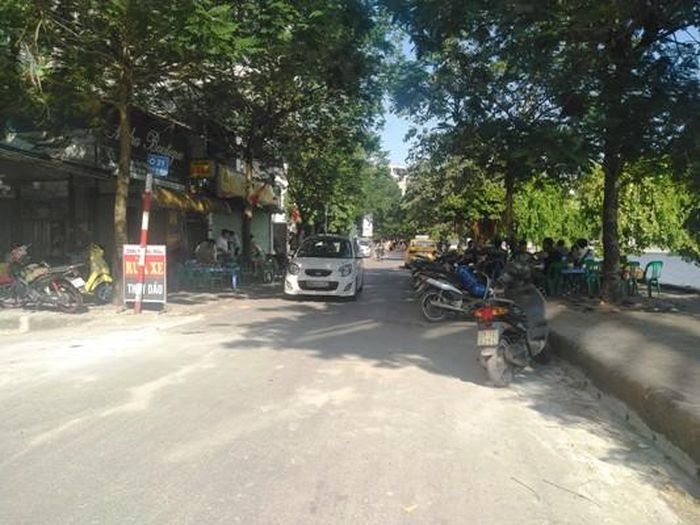 Hàng quán chiếm dụng lòng đường, vỉa hè.