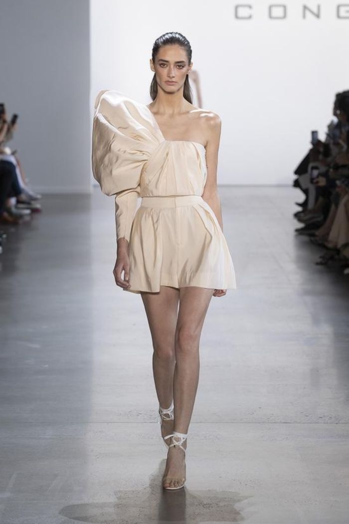 Bộ đầm của Camila Cabello mặc được người mẫu trình diễn trong sự kiện New York Fashion Week vừa qua. Tiếp nối những thành công trước, BST "Đi nhặt hạt sương nghiêng" của NTK nhận được sự đánh giá cao của truyền thông cùng các nghệ sĩ trên thế giới. Trước Camila Cabello, rất nhiều sao thế giới đã lựa chọn trang phục của anh như: Beyonce, Katy Perry, Kate Bosworth, Sophie Turner