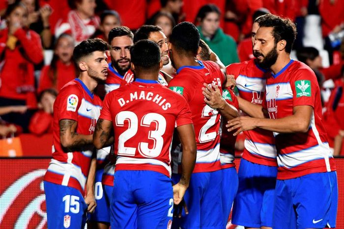 Granada hoàn toàn áp đảo Barca về cơ hội và số bàn thắng