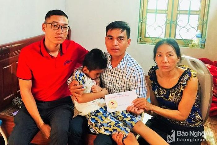 Trao tiền hỗ trợ gia đình chị Hoàng Thị Chín ở xóm 5 xã Trung Sơn - Đô Lương. Ảnh: Ngọc Phương