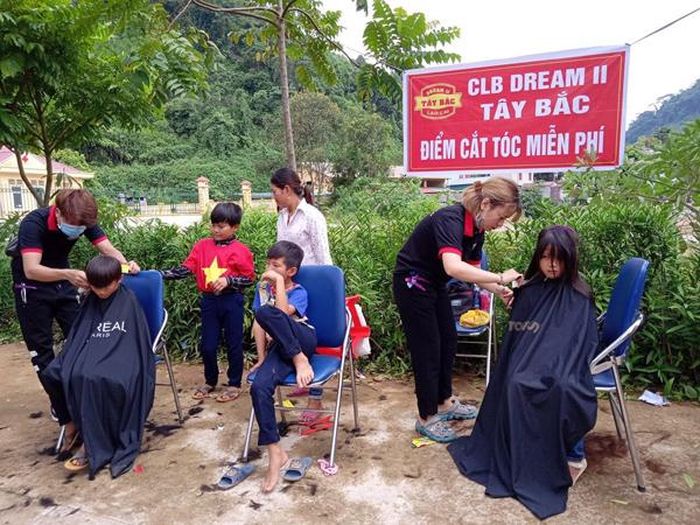 Cắt tóc miễn phí cho trẻ em.