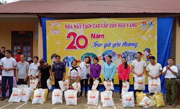 Đoàn tình nguyện trao quà cho các hộ nghèo của xã Điện Quan.