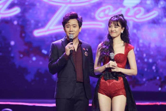  Nam nghệ sĩ cho biết Hari không phải là người quá giỏi giang để có thể thể hiện trọn vẹn hàng chục tiết mục đêm diễn. Tuy nhiên, khi nhìn vào quá trình tập luyện đến quên ăn, quên ngủ để rồi hôm nay khi được chứng kiến những thành quả từ sự nỗ lực ấy - anh cảm thấy tự hào và trong lòng dâng lên niềm xúc động khó tả. “Trong mắt tôi, Hari đã thực sự trưởng thành. Thay mặt cô ấy, tôi xin cám ơn khán giả - những người đã cùng vợ tôi vượt qua những giây phút khó khăn nhất trong cuộc sống. Thứ tình cảm này không gì mua được vì nó là tình yêu thương vô điều kiện, là sự tử tế chúng ta dành cho nhau”, anh nói. Trấn Thành cũng đặc biệt đặt sẵn một bó hoa to để tặng vợ trong sự bất ngờ và nhiều lời chúc từ khán giả. 