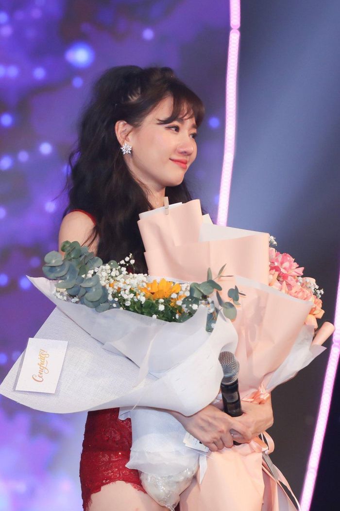  “Trước khi đêm diễn mở màn, từ bên trong cánh gà tôi đã tự nhủ bản thân phải mạnh mẽ và nở nụ cười tươi. Vậy mà đến cuối cùng tôi vẫn không thể ngăn những giọt nước mắt khi chứng kiến tình cảm quá lớn lao của mọi người”, Hari Won nghẹn ngào nói. 
