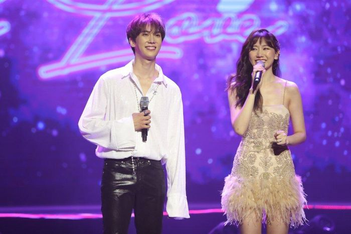  Dù không phải lần đầu đứng trên sân khấu Việt Nam, song Park Jung Min cho biết anh cảm thấy xúc động và tự hào thay cho người bạn đồng hương Hari Won với concert đầu tiên trong sự nghiệp. Hari Won tiết lộ, cả hai trở nên thân thiết như những người bạn sau những dịp làm việc chung. Khi nữ ca sĩ ngỏ lời mời, Jung Min lập tức gật đầu mà không cần trao đổi kỹ. Cả hai hòa giọng trong ca khúc “Destiny” – bài hát trong phim điện ảnh “Oppa! Phiền quá nha” và “Because I’m Stupid”. 