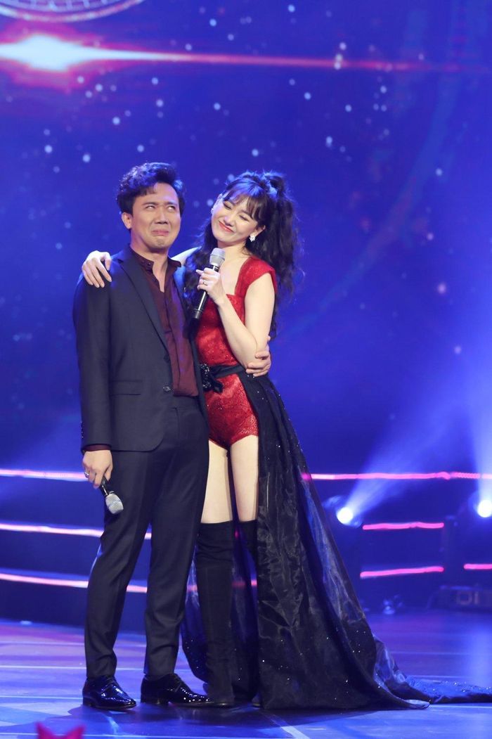  Trấn Thành dí dỏm chia sẻ, Hari Won đã có nhiều thứ trong đó có anh nhưng nam nghệ sĩ phải làm tròn nghĩa vụ của một người chồng là tặng cho vợ món quà yêu thích dù nó chỉ dùng được vài ngày và ai cũng nói phí phạm. Anh còn nói vui rằng mọi tâm huyết này đều mong được vợ "tăng lương", tăng tiền tiêu hàng ngày. 