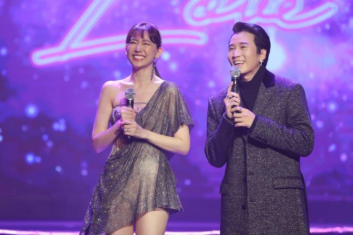  Karik có màu sắc âm nhạc khác với Hari Won nhưng nam rapper đã kết hợp ăn ý với cô qua ca khúc “Người lạ ơi”. 