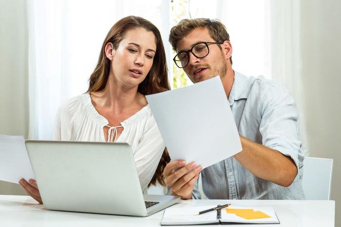 Những người làm việc chung thường có xu hướng yêu nhau. Ảnh: Getty.