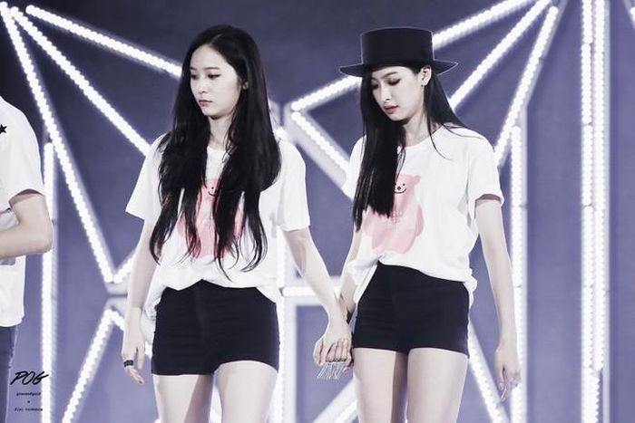 Về phía Krystal, mối quan hệ thân thiết với Victoria còn khiến chị gái Jessica Jung phải ghen tỵ. Trong một cuộc phỏng vấn trên tạp chí, sao nữ 25 tuổi đã nói rằng bên cạnh gia đình, Victoria là người cô muốn bảo vệ nhất trên thế giới. Thậm chí, Krystal còn chia sẻ mong muốn được trở thành người luôn ở bên cạnh để an ủi Victoria mỗi khi buồn.