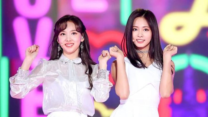 Là em út nhưng nữ idol người Đài Loan luôn có suy nghĩ thấu đáo và phong thái điềm đạm. Trong khi đó, chị cả Na Yeon lại được biết đến với tính cách hồn nhiên và có phần nghịch ngợm. Na Yeon và Tzuyu đều được coi là đại diện nhan sắc của TWICE. Họ là một trong những cặp chị em được cộng đồng fan trong nước cũng như quốc tế yêu thích nhất nhóm.