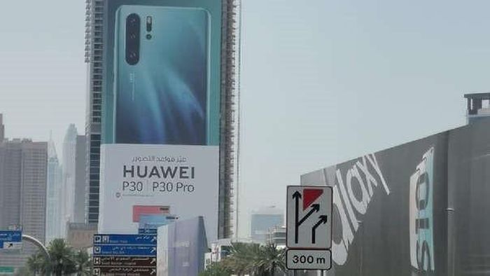 Tấm biển chiếm gần hết một mặt tòa nhà quảng cáo cho dòng điện thoại Huawei P30. Ảnh: Rpp.