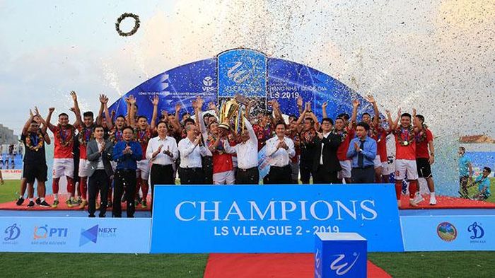 Hồng Lĩnh Hà Tĩnh ăn mừng chức vô địch giải HNQG 2019. Ảnh: VPF