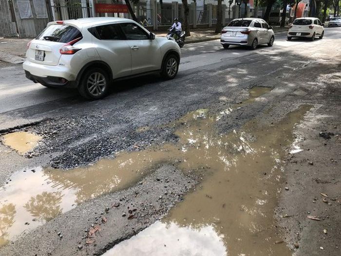 Đào xong nhưng không lấp lại. (Ảnh: Quang Thế).